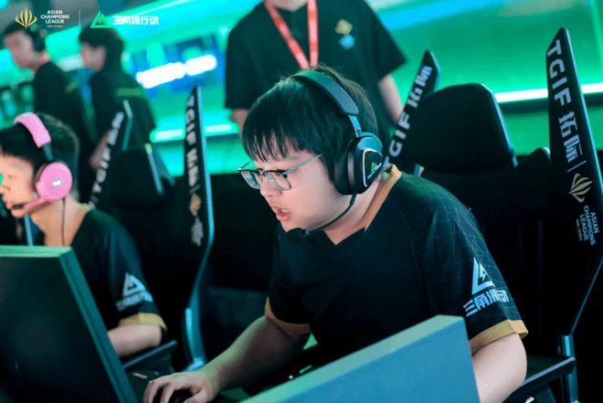 主场观众欢 主场观众欢